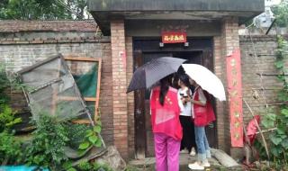 下雨天可以爬华山吗 游客爬华山遇暴雨